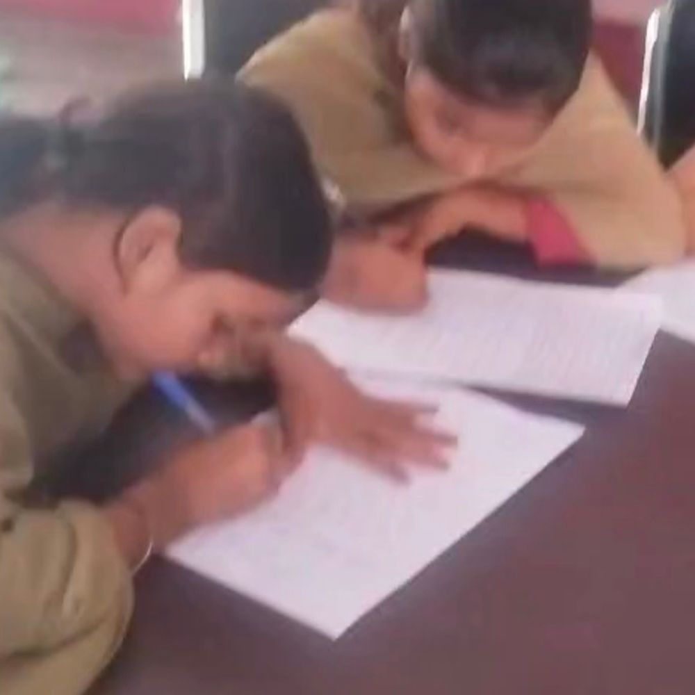 कस्तूरबा गांधी विद्यालय में पृथ्वी दिवस मनाया गया:शेखपुरा में छात्राओं ने किया पौधारोपण, लेखन प्रतियोगिता में विजेताओं को पुरस्कार