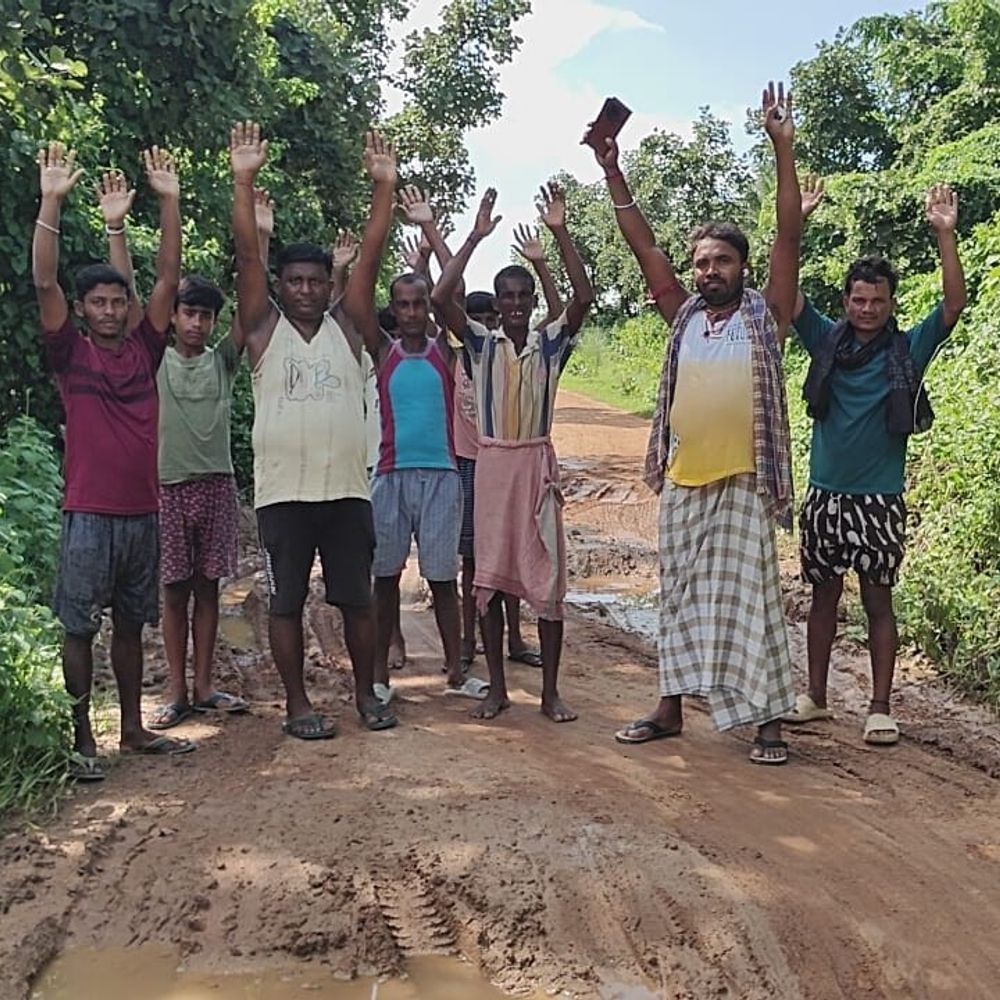 जामताड़ा में डेढ़ किमी सड़क पर बड़े-बड़े गड्ढे:आकना से सटकी स्कूल तक जर्जर सड़क, पानी भरने से गड्ढों का अंदाजा लगाना मुश्किल