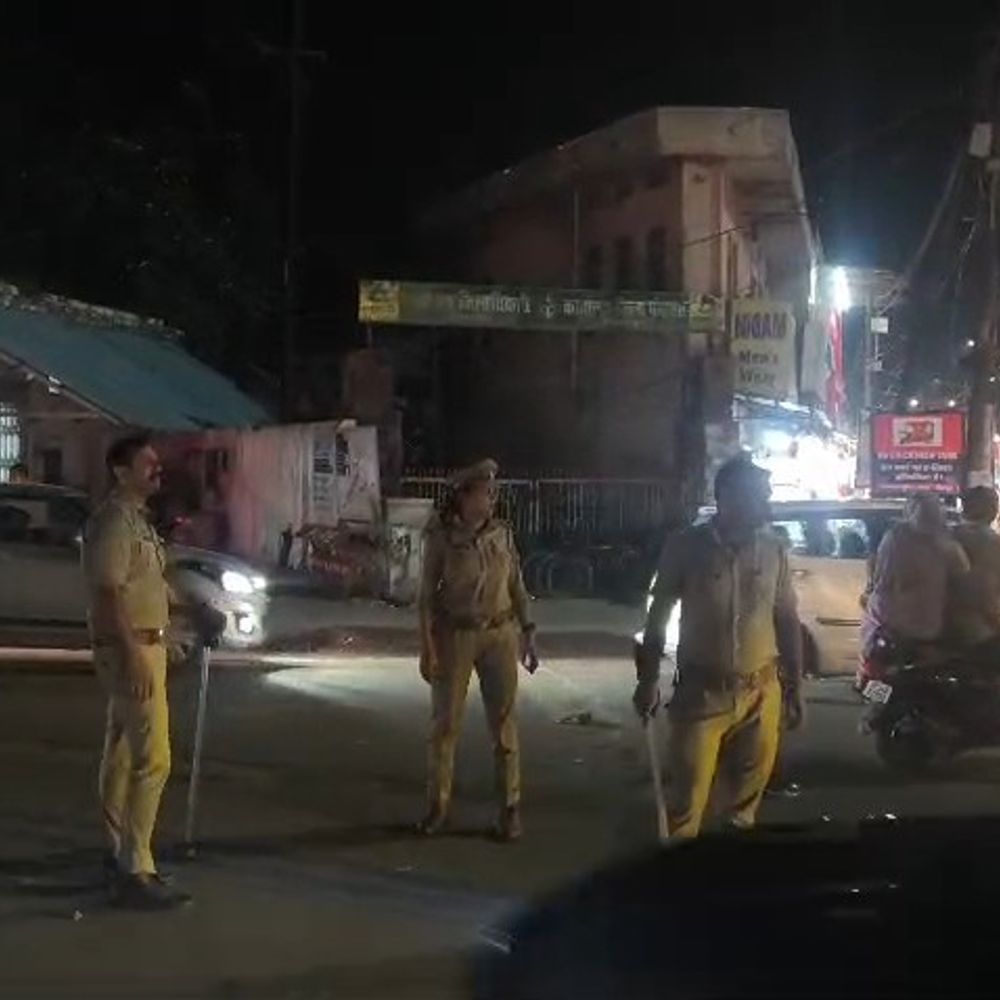 सरेबाजार महिला की सोने की चेन लूटी:बाइक सवार दो बदमाशों ने झपट्टा मारा; CCTV फुटेज खंगाल रही पुलिस