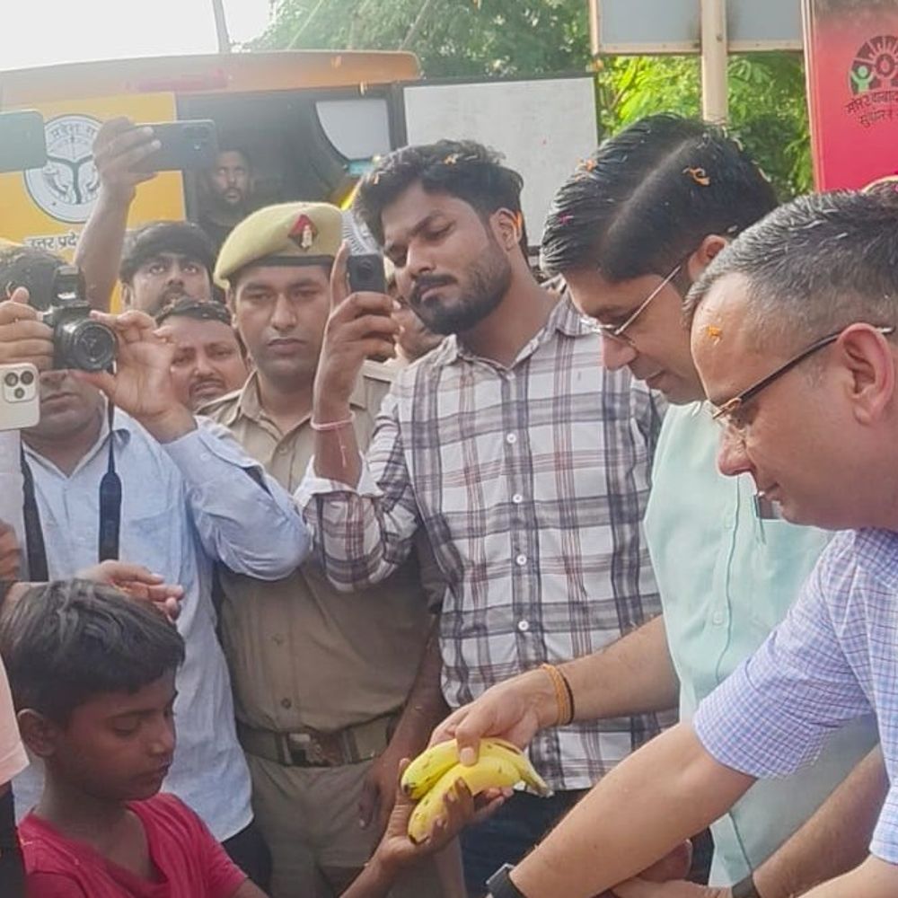 जटायु से कांवड़ियों पर बरसे फूल:मुरादाबाद में डीएम-एसएसपी ने किया स्वागत