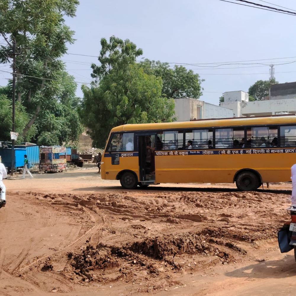 लोहारू में टूटी सड़क से लोग परेशान:बैलेंस बिगड़ने से कई ड्राइवर गिरे, गड्ढों में रोड़ी- मिट्‌टी डालने से फिसलन का खतरा बढ़ा