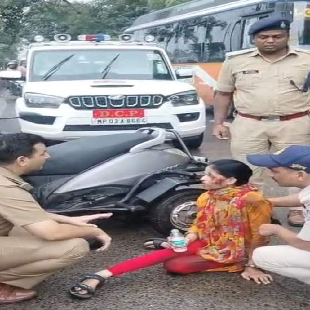 इंदौर में सड़क पर घायल युवती को देख रुके DCP:रेलवे स्टेशन के पास एक्टिवा से गिरकर घायल हुई, भिजवाया अस्पताल