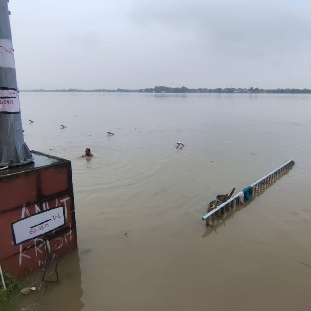बक्सर में गंगा का जलस्तर वार्निंग लेवल के पार:14 घंटे में 56 CM बढ़ा; दियारा में बाढ़ का खतरा, प्रशासन अलर्ट
