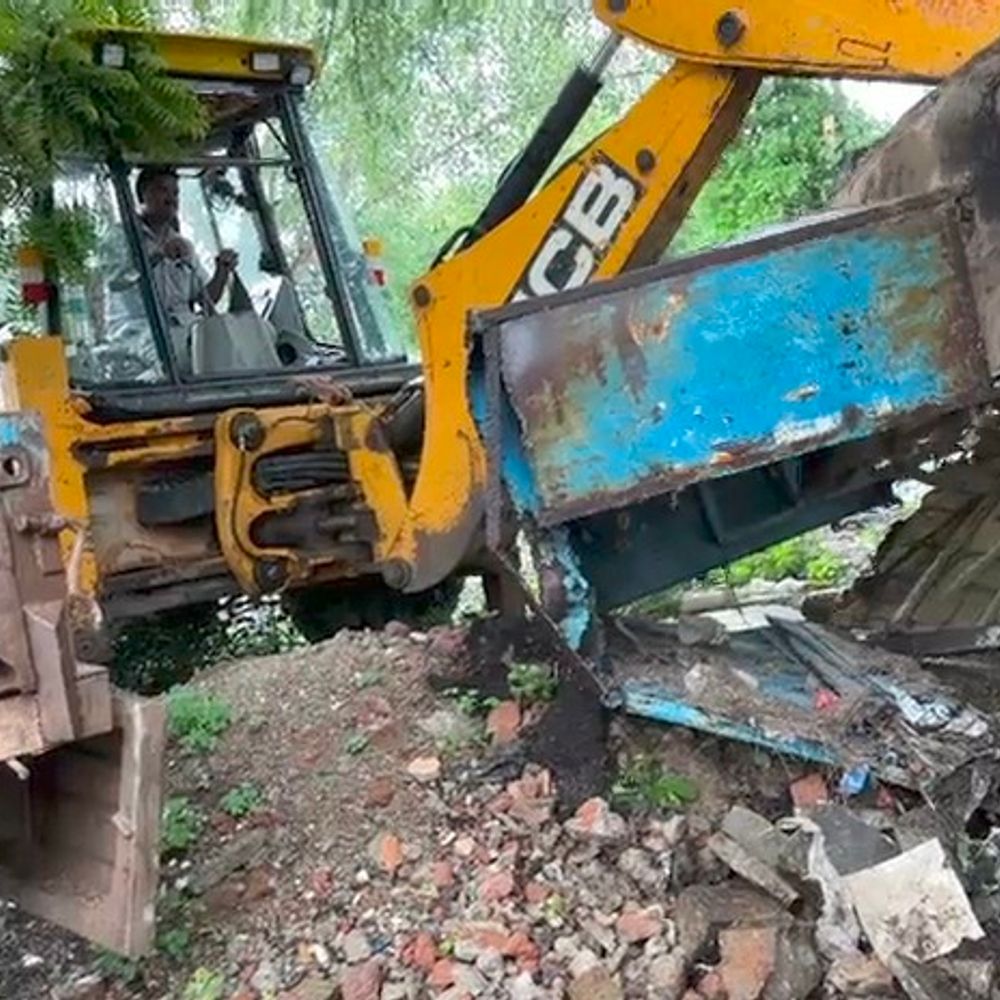 नीमच में नपा का अतिक्रमण पर बुलडोजर चला:गांधी कॉलोनी से गुमटियां हटाईं, जवाहर नगर से भंगार गाड़ियां जब्त