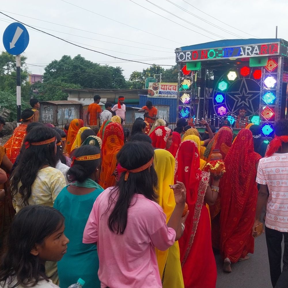 सावन की आखिरी सोमवारी पर अररिया में शिव भक्ति:शहर में उमड़ी श्रद्धालुओं की भीड़, निकली भव्य जलाभिषेक यात्रा