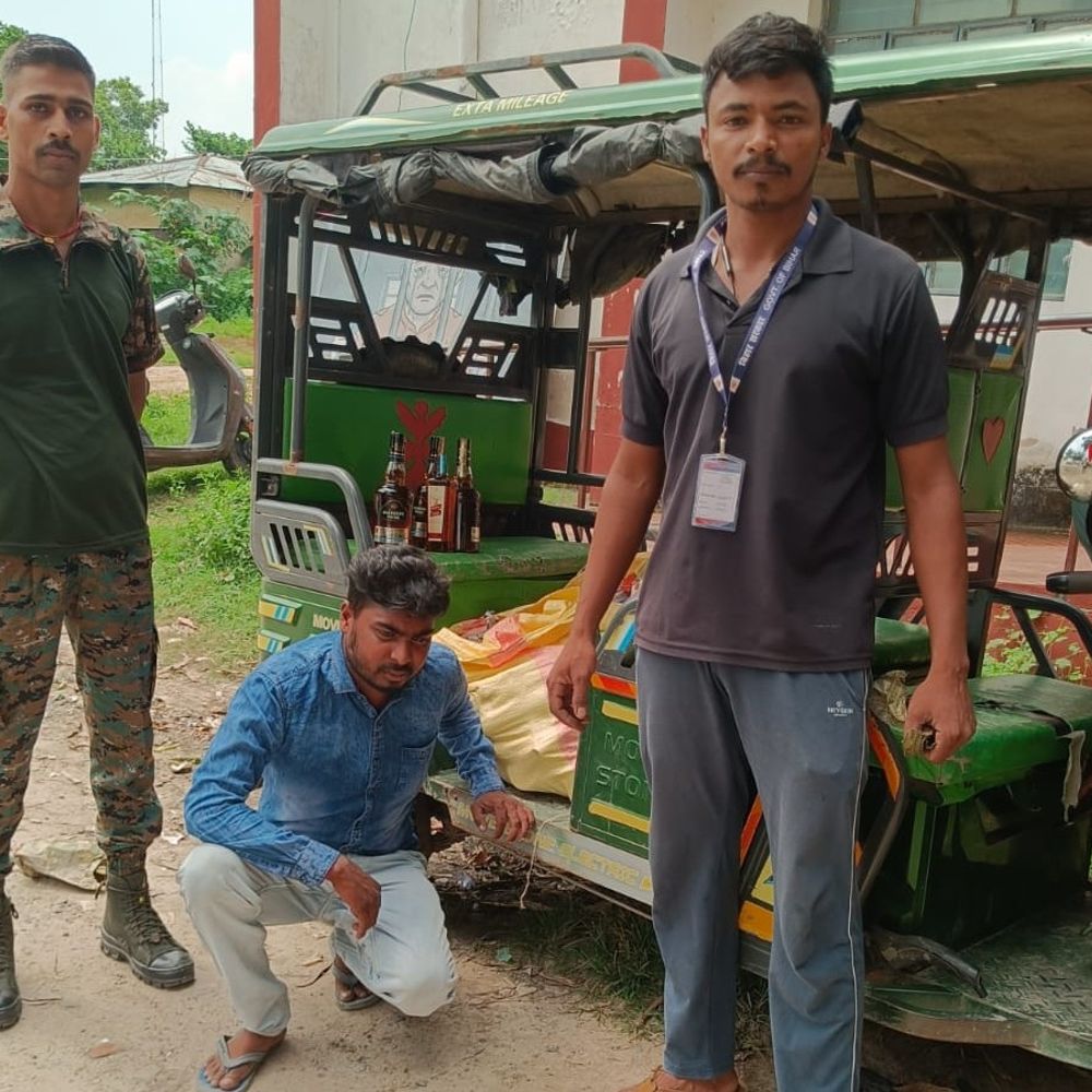 टोटो में छिपाकर लाई 33 लीटर शराब बरामद:कटिहार में लालबाग चौक से तस्कर गिरफ्तार, बंगाल से लेकर आया था खेप