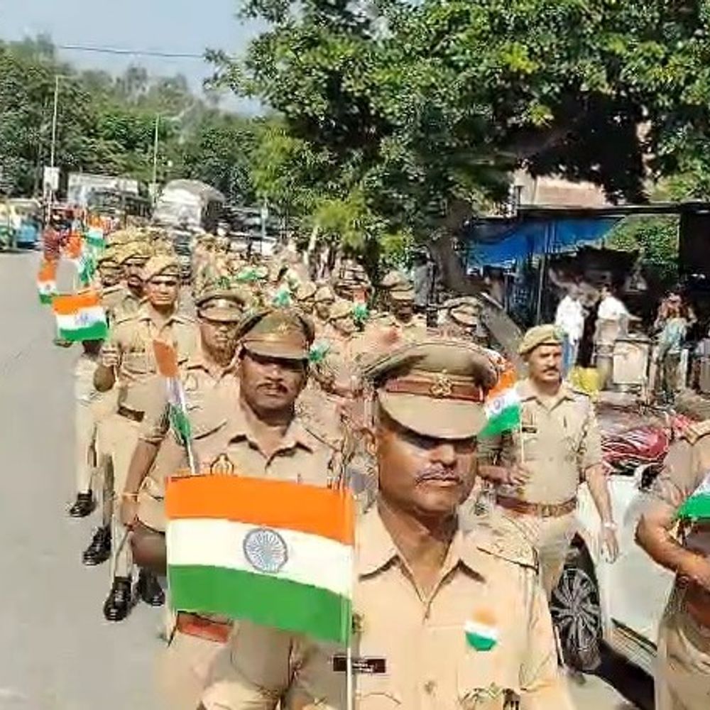 उन्नाव में 100 से ज्यादा पुलिसकर्मियों ने निकाली तिरंगा यात्रा:थाना पुरवा से मिरी चौराहे तक निकली रैली, ‘हर घर तिरंगा’ का दिया संदेश