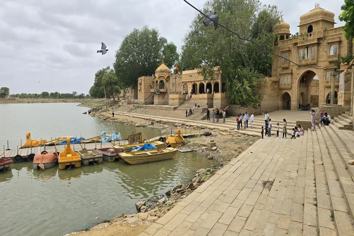 jaisalmer: सावन रूठा तो सूखने लगी धरोहर, गड़ीसर पर पर्यटन कारोबार पर गहराया संकट