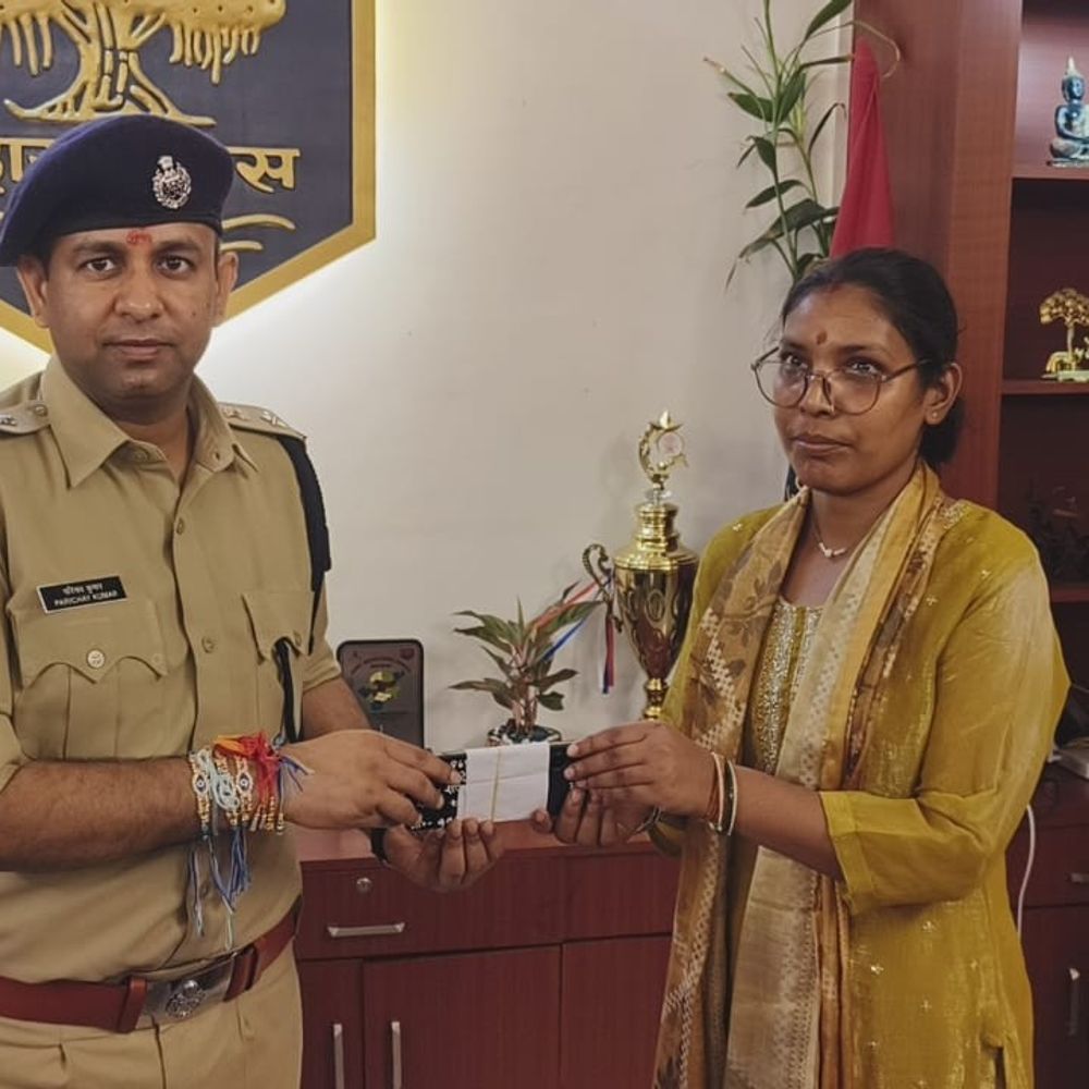 18 लाख रुपए के 86 स्मार्टफोन बरामद:कटिहार पुलिस ने ऑपरेशन मुस्कान के तहत फोन मालिकों को लौटाए