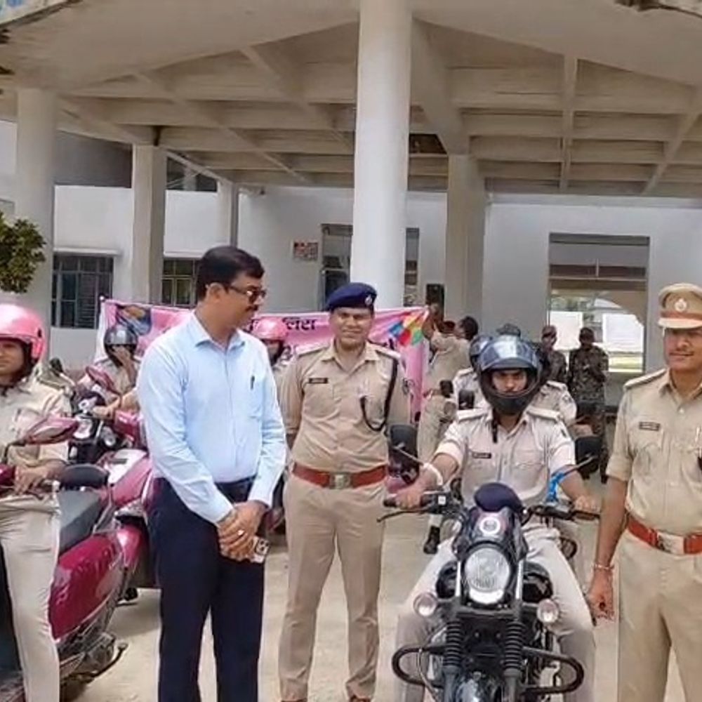 जमुई पुलिस को मिलीं 20 बाइक और 9 स्कूटी:DM-SP ने दिखाई हरी झंडी, महिलाओं-बालिकाओं को सुरक्षित माहौल उपलब्ध कराना उद्देश्य