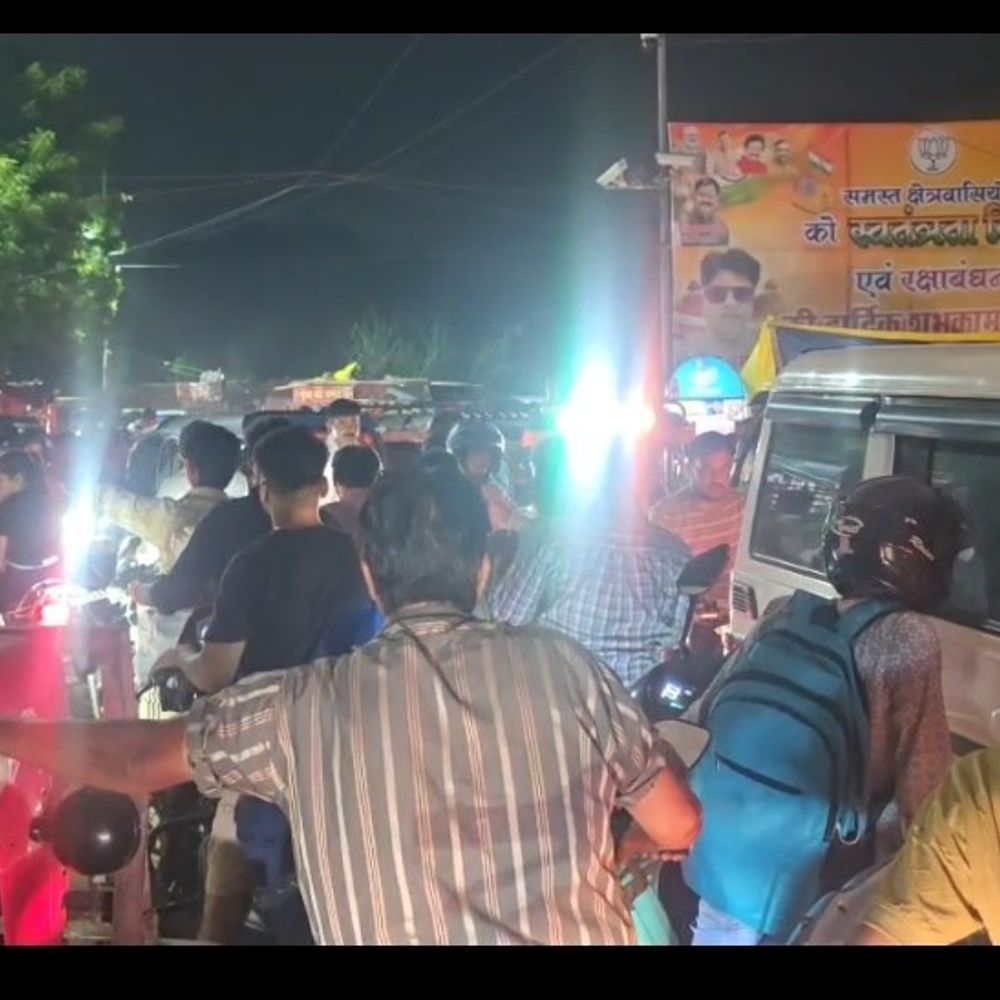 रॉयल चौराहे पर भीषण जाम, एंबुलेंस भी फंसी:अधिकारियों के आदेश बेअसर, पुलिसकर्मी नदारद होने से बिगड़ी व्यवस्था