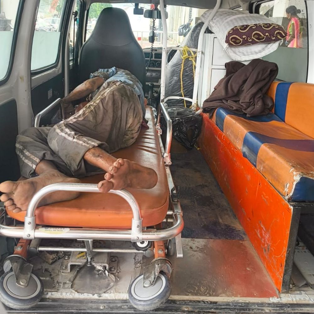गोंडा में प्लेटफॉर्म के बीच गिरा यात्री:ट्रेन-प्लेटफॉर्म के बीच तड़पता रहा यात्री बेहोश हुआ, मेडिकल कॉलेज किया गया रेफर