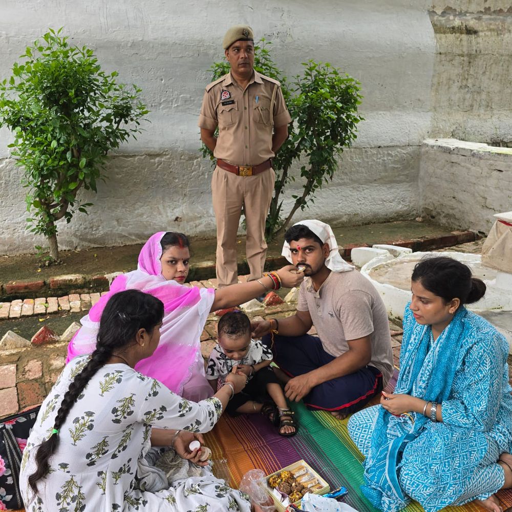जौनपुर में जेल में मना रक्षाबंधन का त्योहार:दूर-दराज से आईं बहनों ने भाइयों को बांधी राखी, जेल प्रशासन ने की मिठाई की व्यवस्था