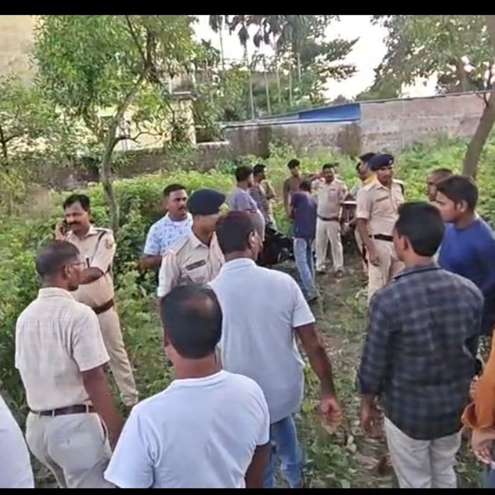 किशनगंज में 20 वर्षीय युवक का शव मिला:जंगल की झाड़ियों से बरामद, 1 हफ्ते से था घर से बाहर; हत्या की आशंका