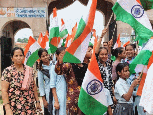 स्वतंत्रता दिवस की पूर्व संध्या पर तिरंगे से सजा लालसोट:विद्यार्थियों ने निकाली भव्य तिरंगा यात्रा, शहर वासियों ने जगह-जगह किया स्वागत
