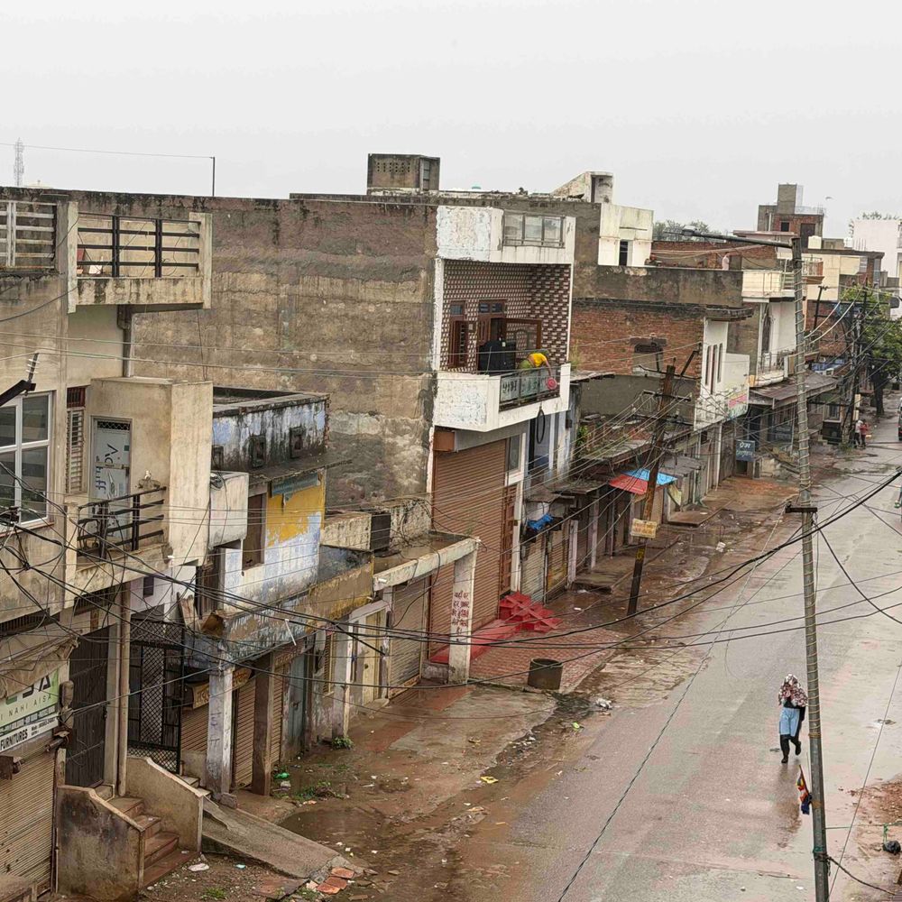 डीग में बदला मौसम, रातभर हुई बारिश:उमस भरी गर्मी से मिली राहत, किसान हुए खुश-फसलों को होगा फायदा