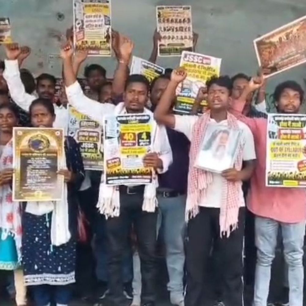 संथाली पेपर में आउट ऑफ सिलेबस सवाल, अभ्यर्थी भड़के:रणधीर वर्मा चौक पर दिया धरना, रांची में राज्यव्यापी आंदोलन की दी चेतावनी