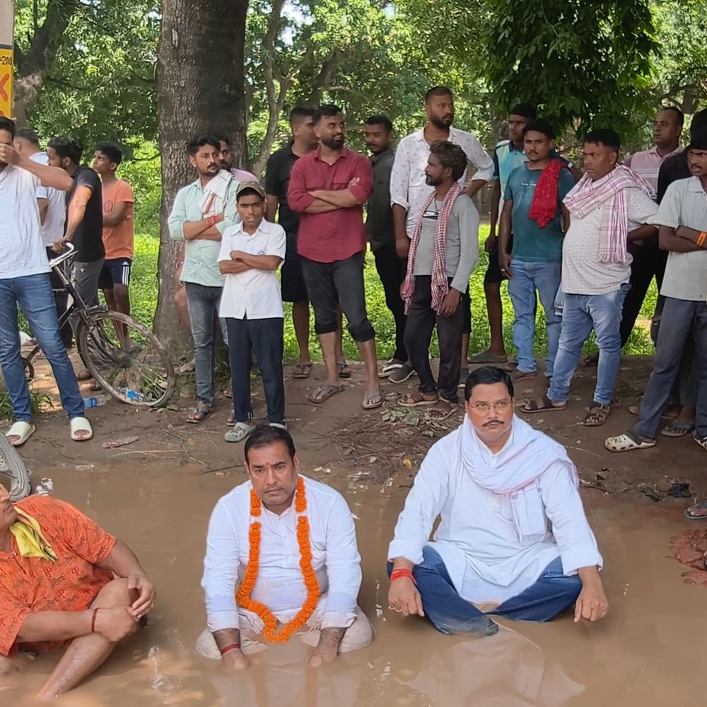 बक्सर में जर्जर सड़क को लेकर जन सुराज का प्रदर्शन:पानी भरे गड्ढों में बैठकर 2 घंटे दिया धरना; विधायक को एक महीने का अल्टीमेटम