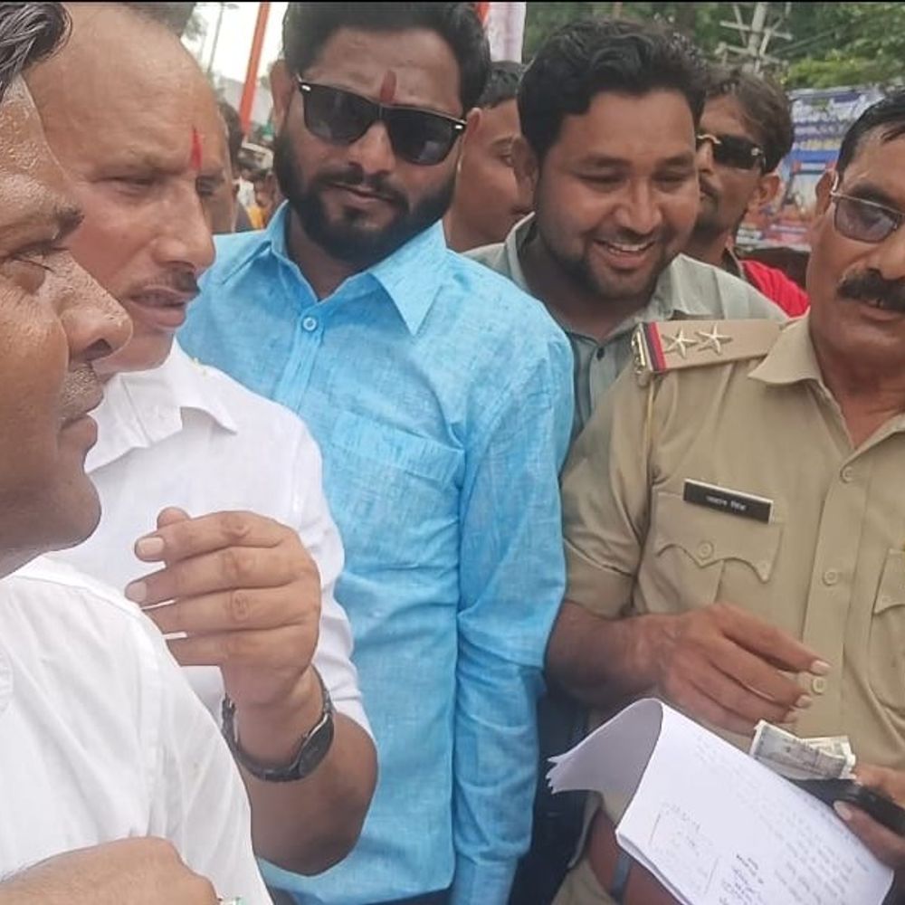 विधायक ने कटवाया 300 रुपए का चालान:तिरंगा यात्रा में हेलमेट पहनना भूले, बोले- कानून सबके लिए बराबर