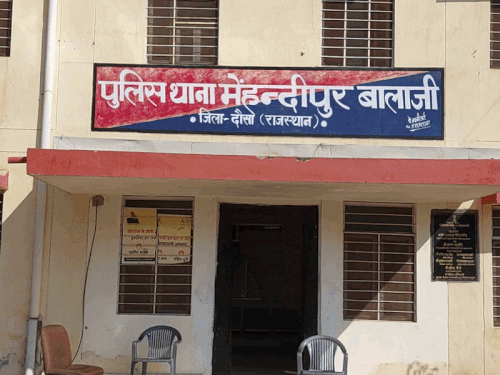 मेहंदीपुर बालाजी मंदिर में चेन स्नेचिंग करती पकड़ी 2 महिलाएं:चोरी के लिए हरियाणा से आती थीं; गिरोह की जानकारी जुटा रही पुलिस