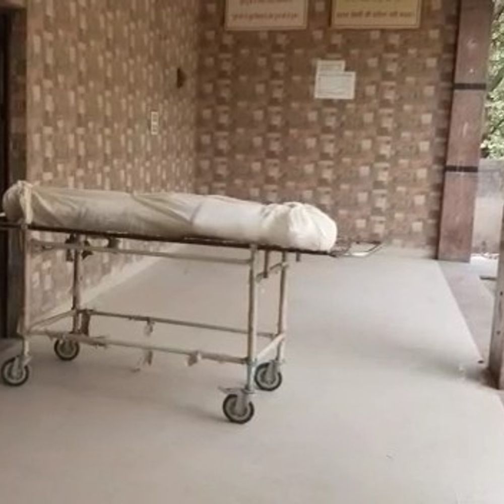 मथुरा में तेज रफ्तार बाइक ट्रक से टकराई-चालक की मौत:आधार कार्ड से हुई मृतक की पहचान, बरारी गांव के पास हादसा