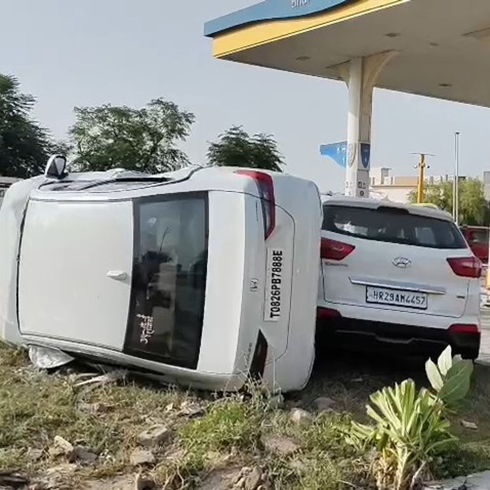 जलालाबाद में दो कारों की टक्कर:कई पलटियां खाई, 2 लोग घायल; इंडिकेटर को लेकर दोनों ड्राइवर आमने-सामने