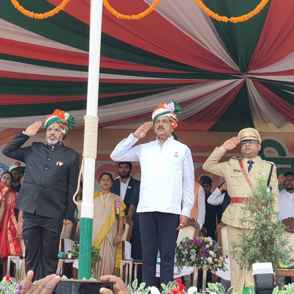 गिरिडीह में मंत्री सुदिव्य सोनू ने फहराया तिरंगा:झंडा मैदान में हुआ मुख्य समारोह, स्वतंत्रता सेनानियों को किया नमन