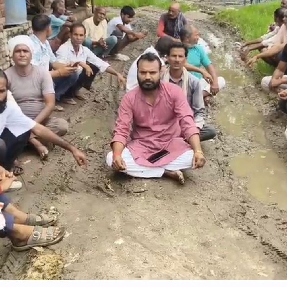 15 साल से सड़क बदहाल,कीचड़ में धरने पर बैठे ग्रामीण:400 मीटर सड़क के निर्माण के लिए शिकायत, कांग्रेस नेता बोले- बजट नहीं तो साफ बताए प्रशासन