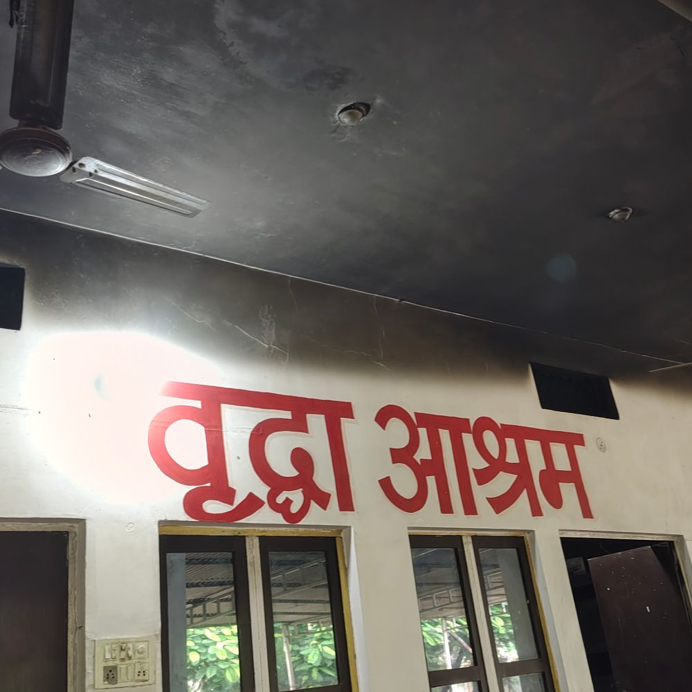 वृद्धाश्रम में आगजनी और तोड़फोड़: हॉल में रखा सामान जला:राजगढ़ में संचालक के साथ मारपीट का आरोप, मुंह बांधकर जीरापुर के पास छोड़ा