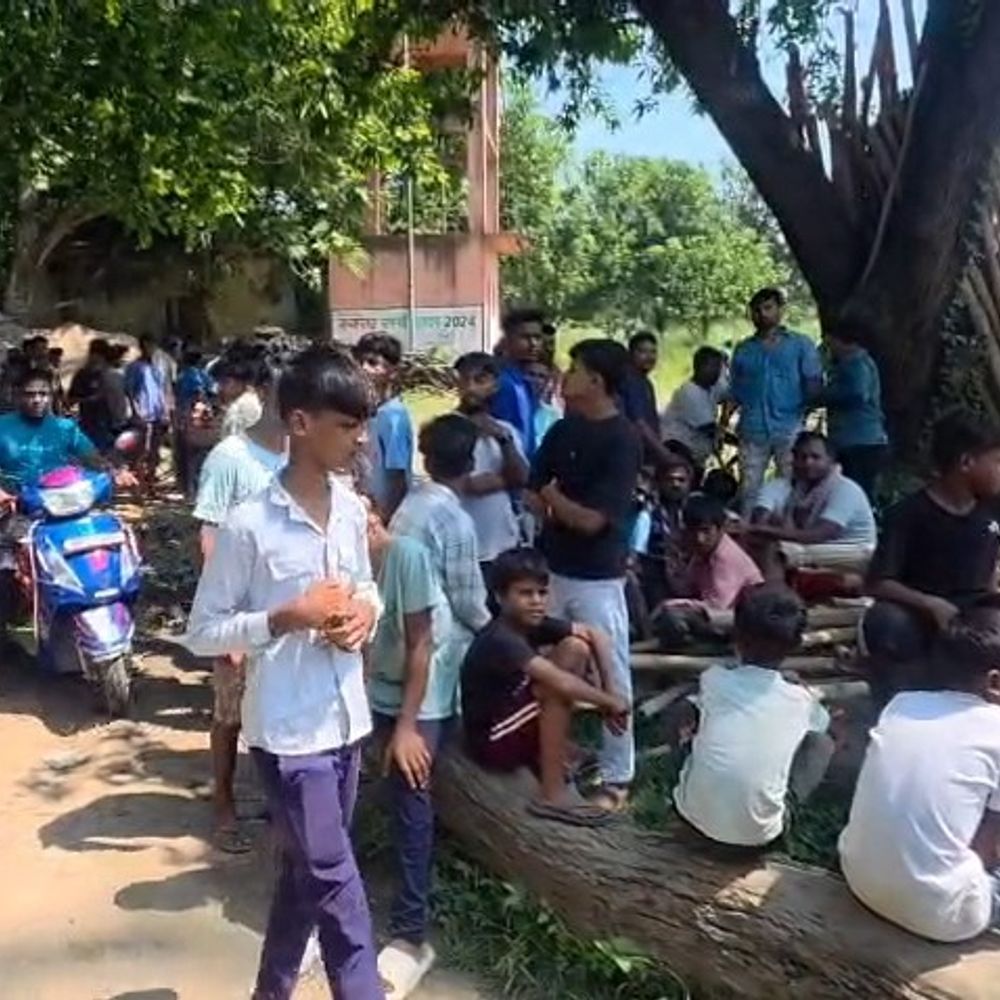 गोपालगंज में टावर पर चढ़ा युवक:100 फीट उंचाई पर पहुंचा, पत्नी की विदाई की मांग; पुलिस मौके पर