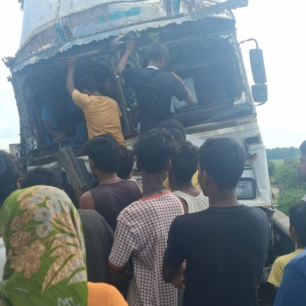 किशनगंज में 2 ट्रकों की टक्कर, ड्राइवर केबिन में फंसा:ओवरटेक के दौरान हुई दुर्घटना, घायल अस्पताल में भर्ती; NH पर घंटों जाम