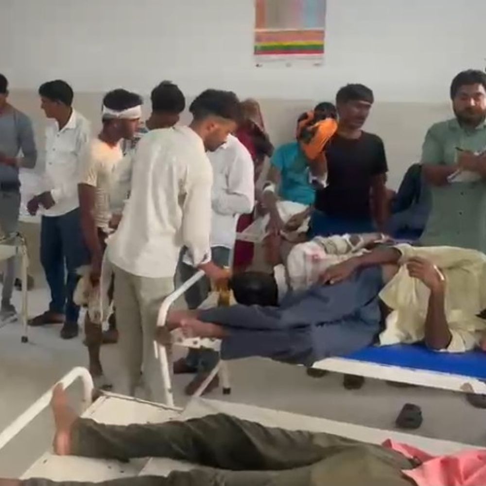 हरदोई में हाईवे पर मजदूरों से भरी पिकअप पलटी:12 घायल, 3 लोगों की हालत गंभीर; फ्लाईओवर पर दो टायर फटे