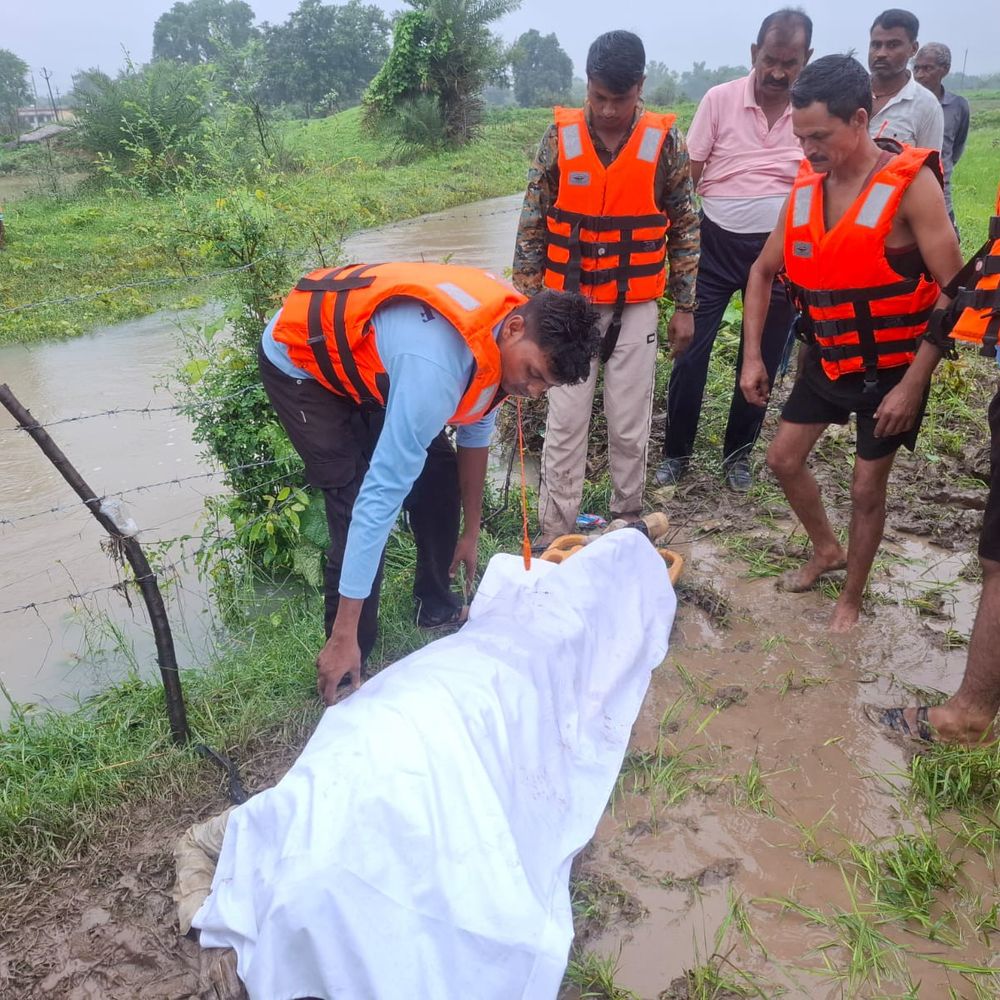 नाले में बहे युवक का शव मिला:सिमरिया के जितेंद्र का शव 3 किमी दूर नाले से बरामद, SDERF ने निकाला