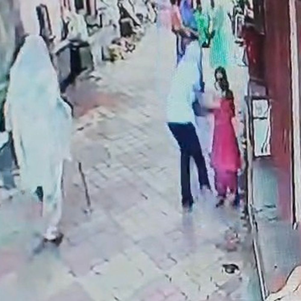 शामली में दो मासूम बहनों से 5 हजार रुपए छीने:घटना CCTV में कैद, पुलिस आरोपी की तलाश में जुटी