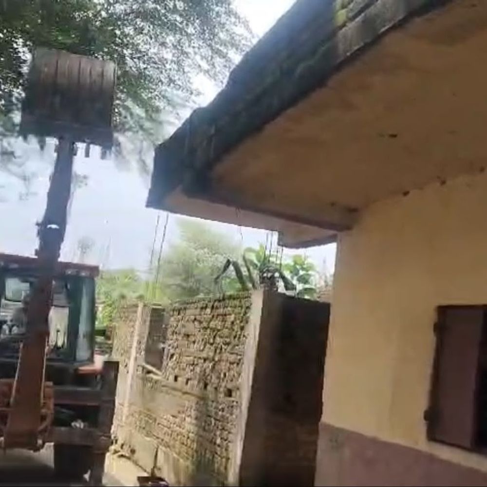 स्वर्णरेखा नदी किनारे अतिक्रमण पर चला बुलडोजर:मानगो में नदी से सटे तीन मकान ध्वस्त, पहले ही दिया गया था नोटिस