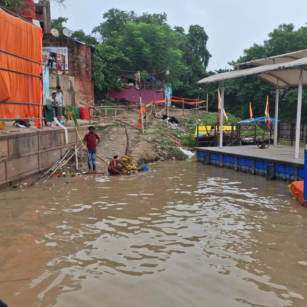 गाजीपुर में गंगा का जलस्तर बढ़ा:4 सेंटीमीटर प्रति घंटे की रफ्तार से बढ़ोतरी, 112 चौकियां सक्रिय