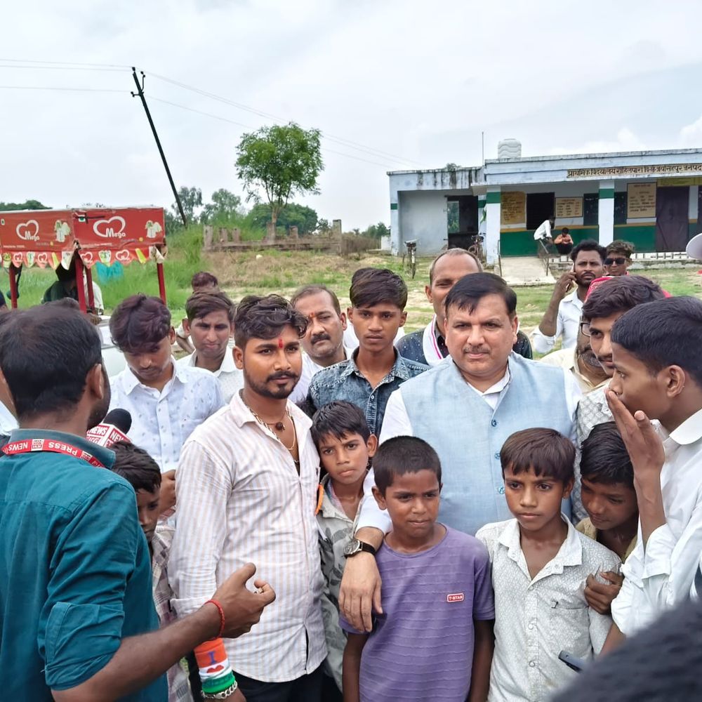 सुल्तानपुर में बंद मिला सरकारी स्कूल तो भड़के संजय सिंह:बोले- कागजों में चल रहा, मौके पर लटका ताला; सोशल मीडिया पर वीडियो शेयर किया