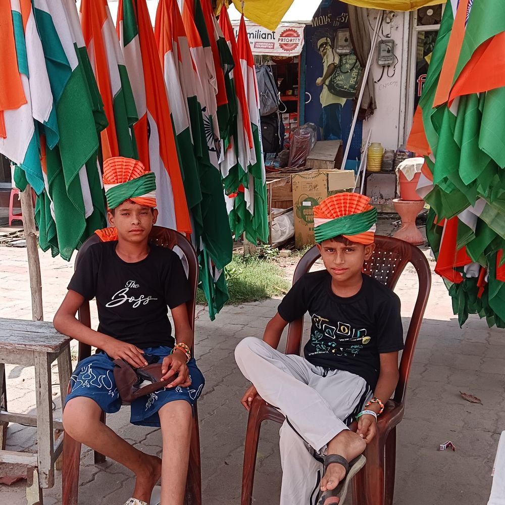 बस्ती में स्वतंत्रता दिवस की धूम, बाजार में रौनक:जिले भर में देशभक्ति कार्यक्रम, तिरंगे की बिक्री बढ़ी