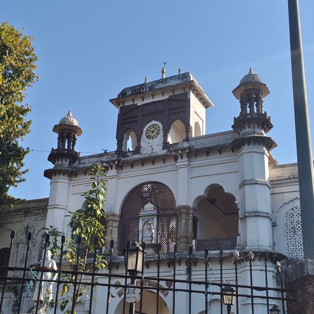 आजादी के 80 साल बाद भी निशानी कायम:लेकिन जबलपुर की ऐतिहासिक घड़ियों की सुइयां थमीं; लाखों खर्च के बाद भी ‘टिक-टॉक’ बंद