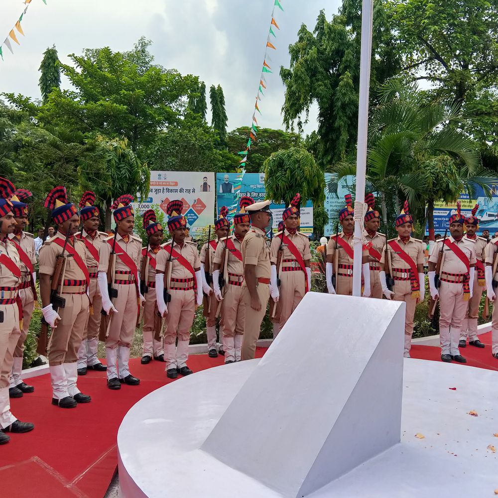 बेतिया में प्रभारी मंत्री लखेंद्र पासवान ने फहराया तिरंगा:लोगों ने शहीदों को किया नमन, स्वतंत्रता की रक्षा का लिया संकल्प