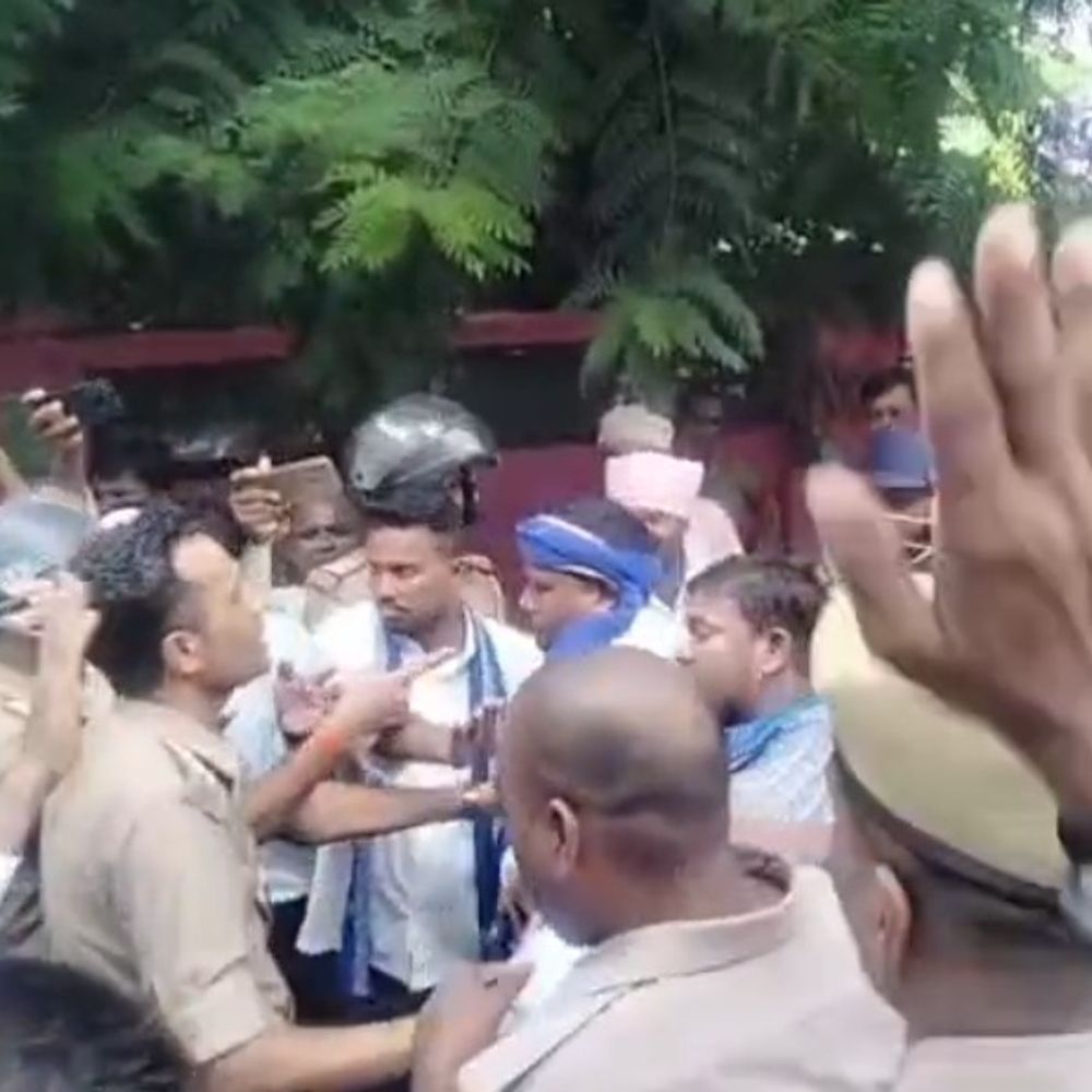 रास्ता बंद करने के आरोप में 4 दिन से धरना:SDM के पहुंचते ही प्रदर्शनकारियों से नोकझोंक, पुलिस ने संभाला मामला