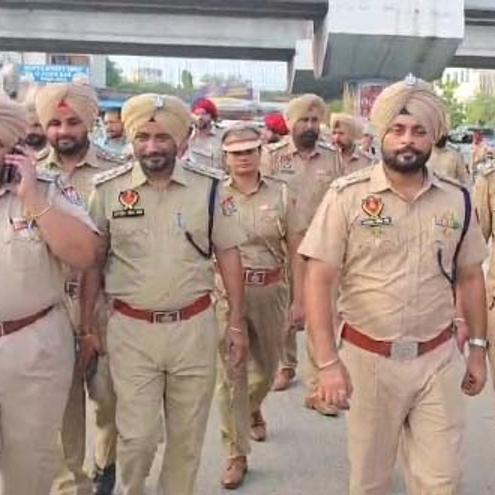 स्वतंत्रता दिवस से पहले मोगा में पुलिस का फ्लैग मार्च:200 जवानों ने संभाला मोर्चा, 24 घंटे नाकाबंदी; असामाजिक तत्वों पर नजर