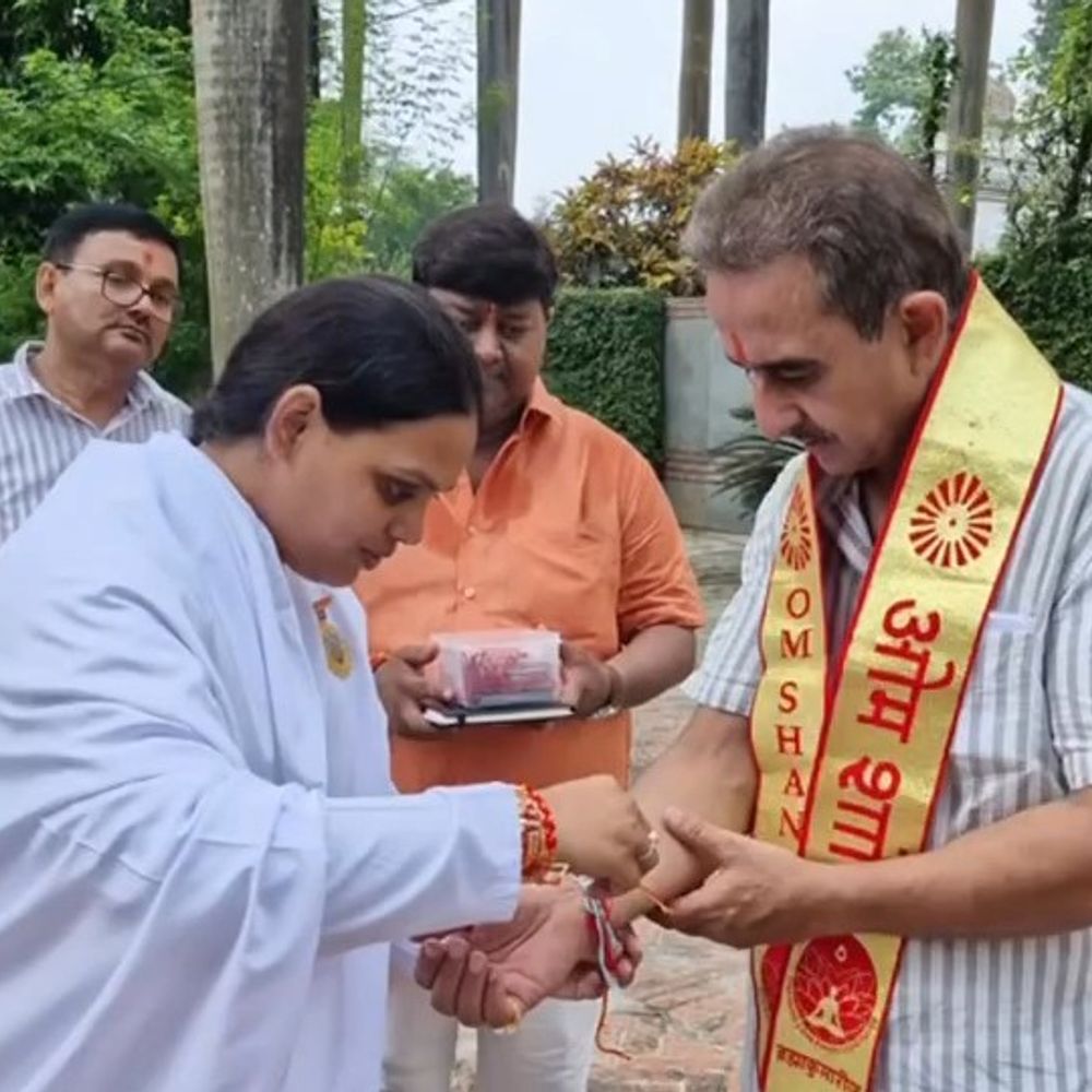 विदेश राज्यमंत्री कीर्तिवर्धन सिंह को ब्रह्मकुमारी बहनों ने बांधी राखी:गोंडा में करण भूषण सिंह को वरदान और ब्लेसिंग कार्ड देकर दी बधाई