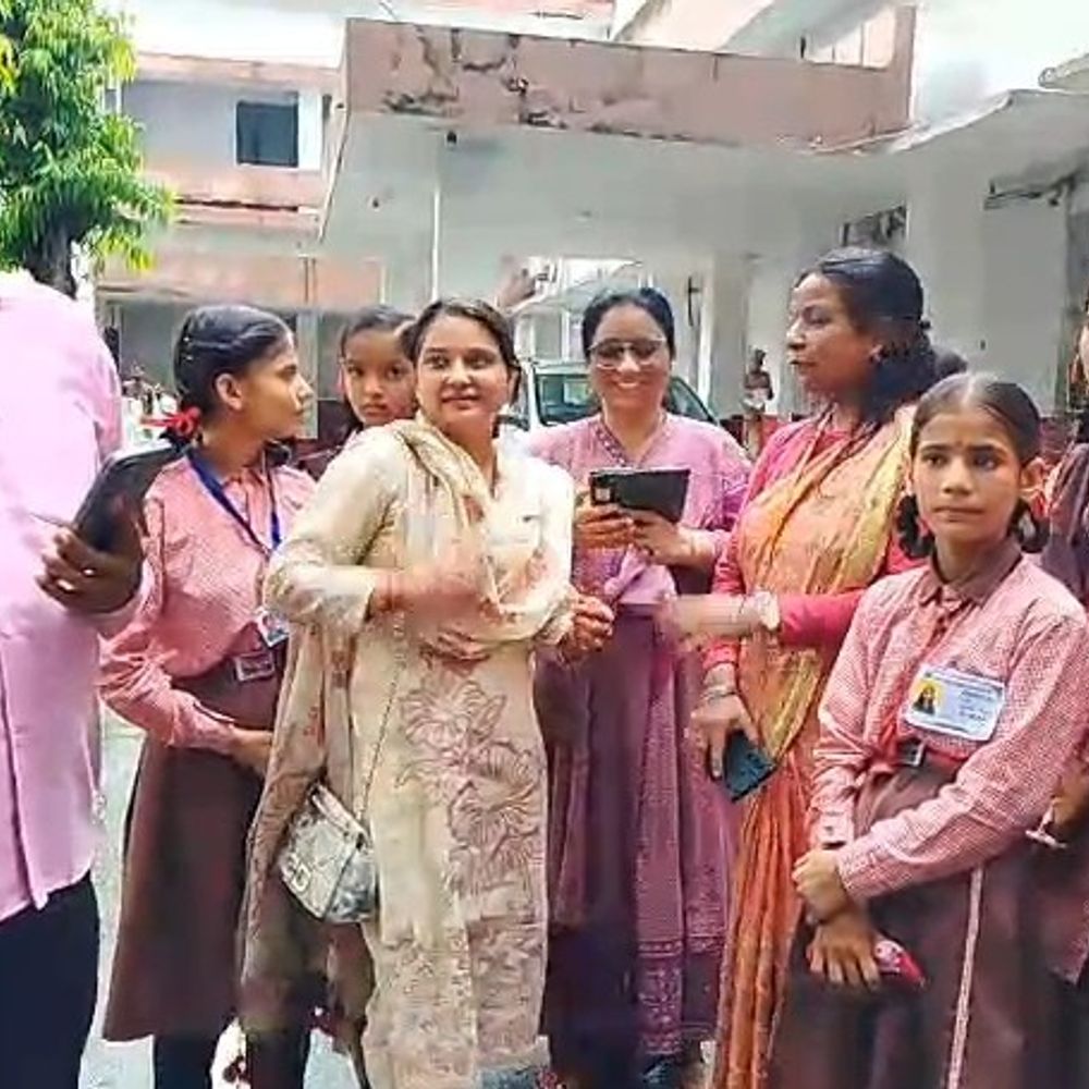 उन्नाव के परिषदीय स्कूलों में तैयार हुईं 200 राखियां:DM को सौंपी, रक्षाबंधन पर जवानों तक पहुंचेंगी