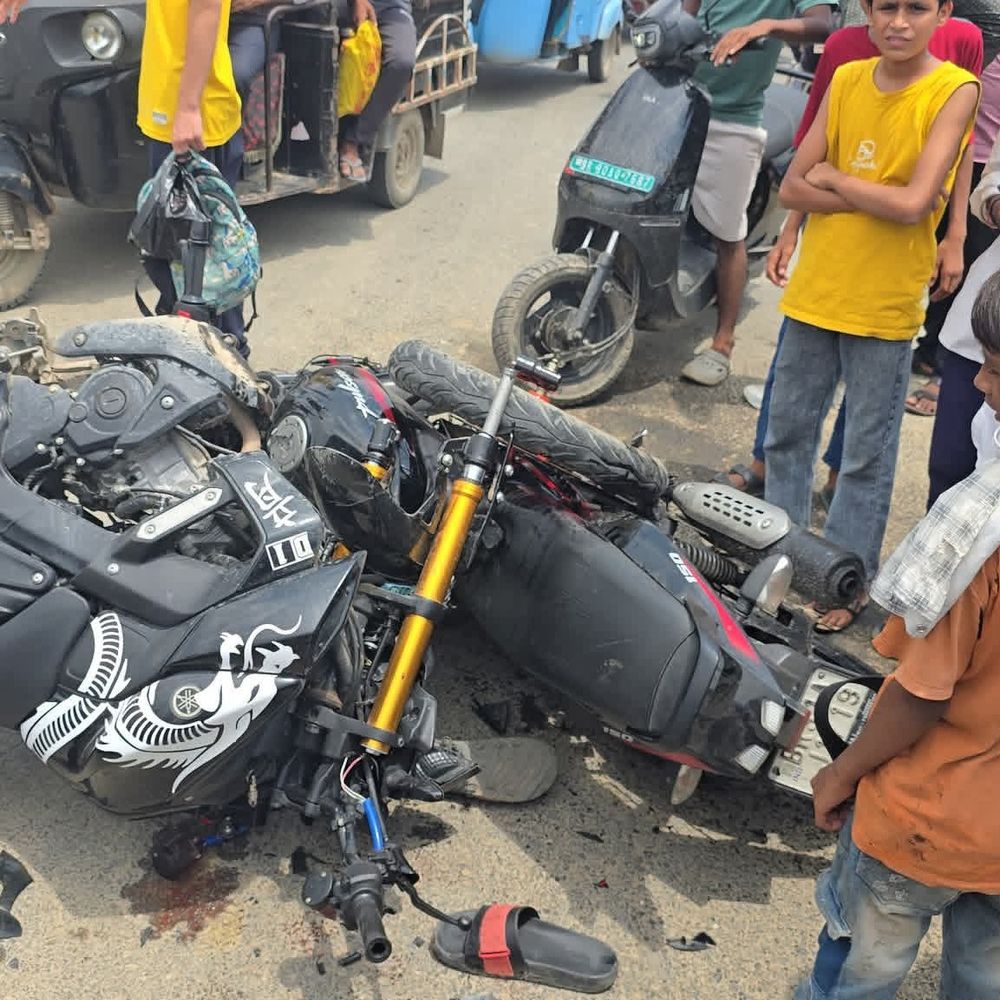 सीतामढ़ी में 2 बाइकों की आमने-सामने की टक्कर, 4 घायल:तीन की हालत गंभीर; लोगों ने घायलों को पहुंचाया अस्पताल, इलाज जारी