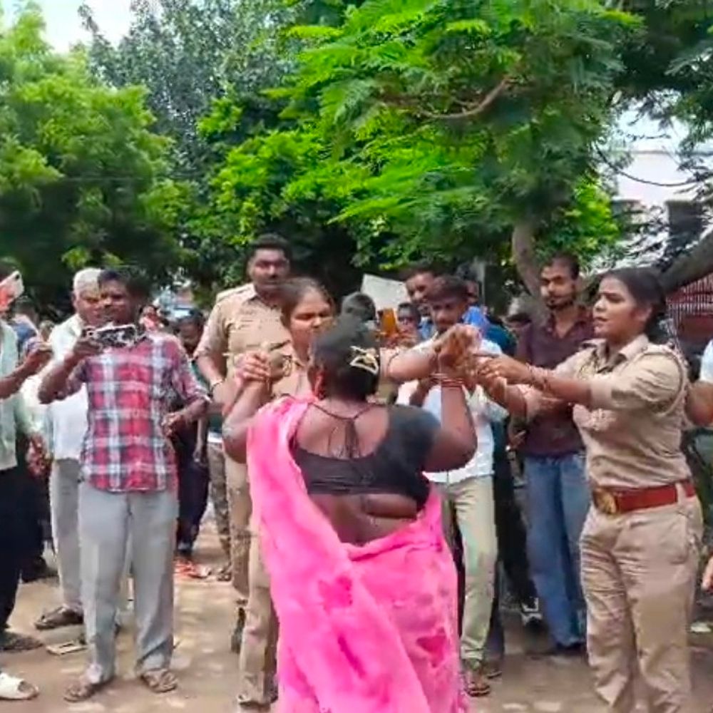 रायबरेली में महिला सिपाही से मारपीट, आरोपी पर FIR:ड्यूटी पर तैनात सिपाही को थप्पड़ मारने वाली महिला समेत तीन पर मामला दर्ज