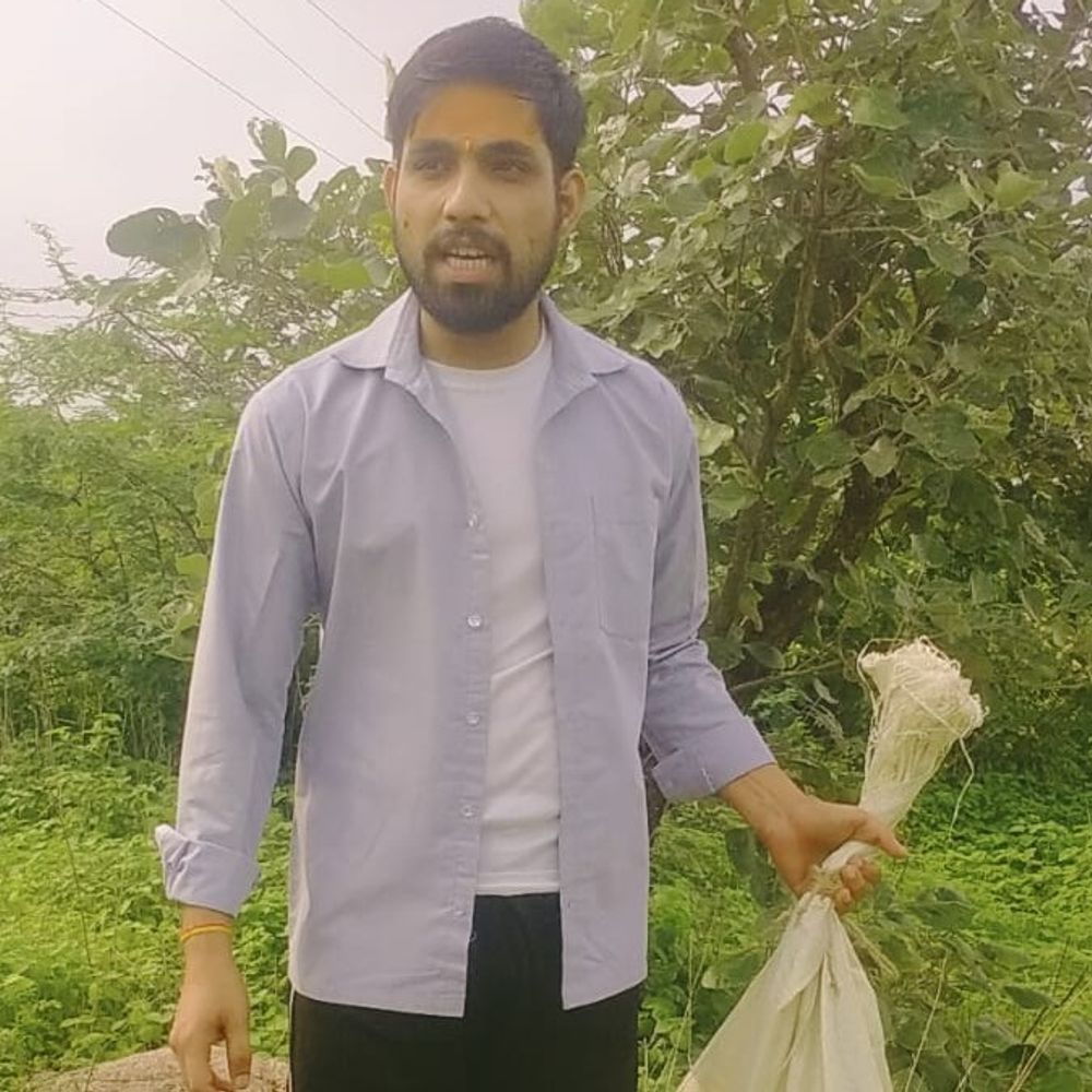 दतिया में बेडरूम में दिखा 9 फीट का अजगर:वन विभाग की टीम नहीं पहुंची, युवक ने रील देखकर खुद किया रेस्क्यू
