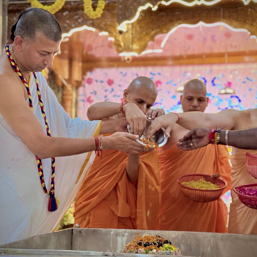लखनऊ इस्कॉन मंदिर में बलराम पूर्णिमा महोत्सव:भक्तों ने अभिषेक, आरती और कीर्तन कर मनाया पर्व