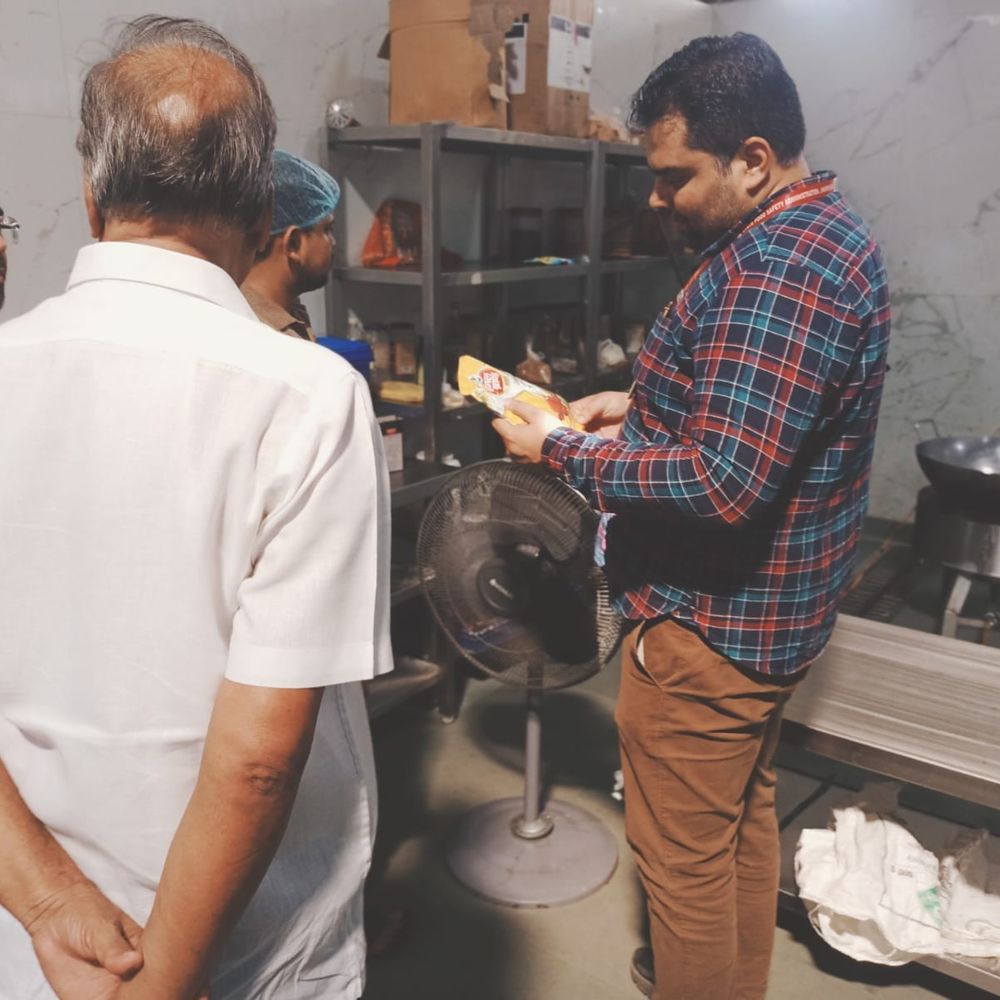 कोडरमा में 60 दिनों में 100 दुकानों में जांच:मिठाई में पाया गया कपड़ा रंगने वाला रंग, हल्दी, छोले, चटनी सब में मिलावट