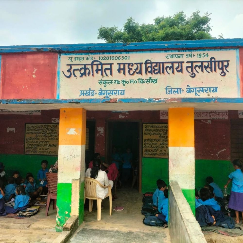 तुलसीपुर स्कूल में कमरे-चारदीवारी का अभाव:500 बच्चे बरामदे में पढ़ाई करने को मजबूर